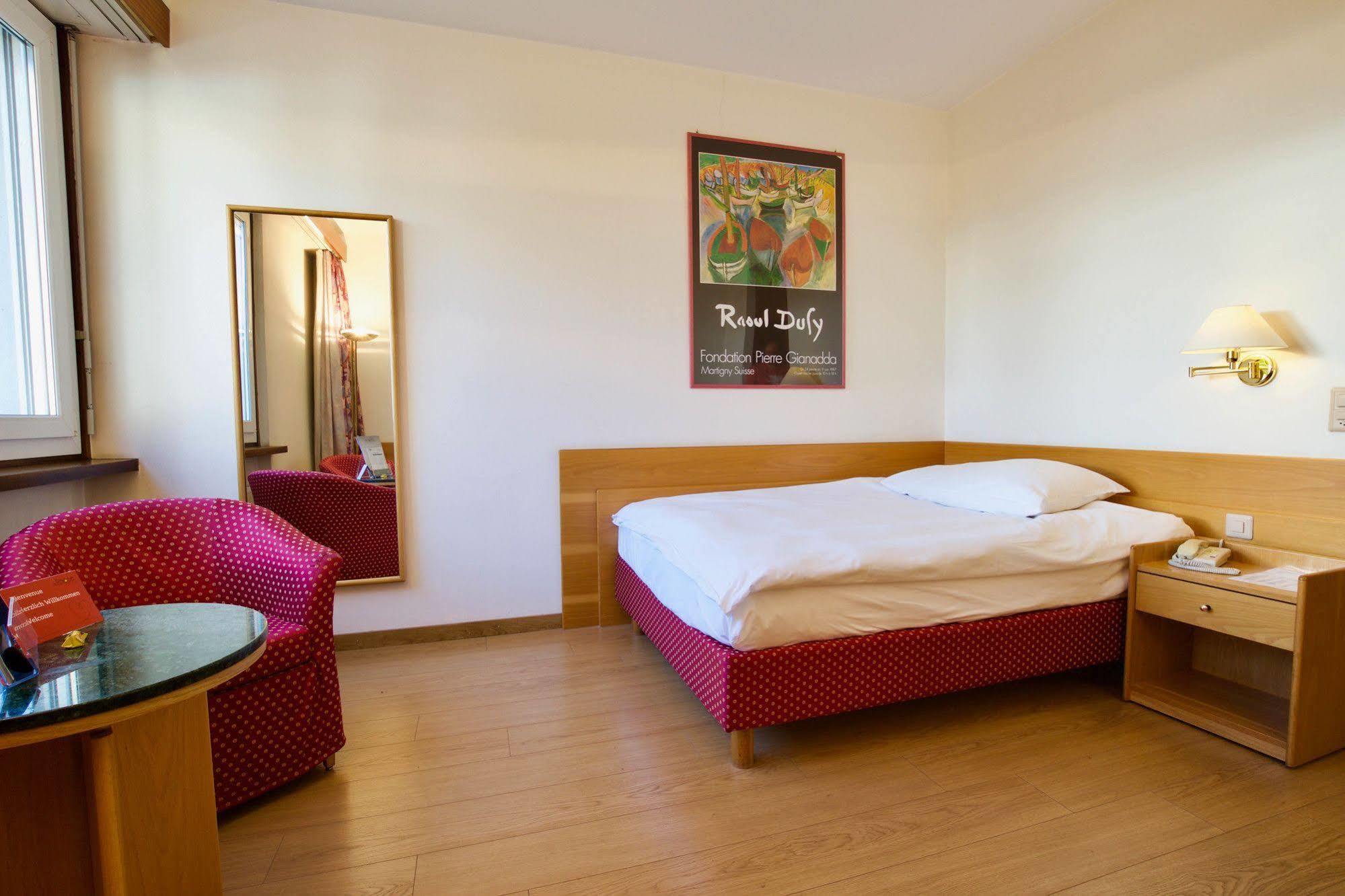Hotel Du Rhone ซิยง ภายนอก รูปภาพ