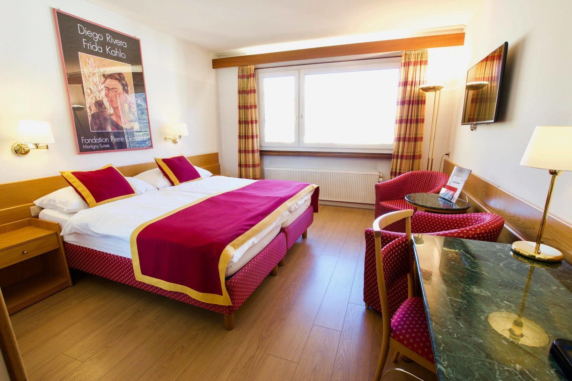 Hotel Du Rhone ซิยง ภายนอก รูปภาพ